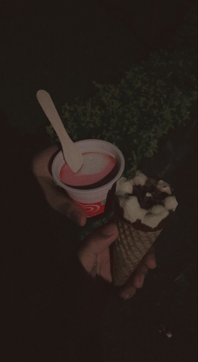 Fake ice cream snap ,🫠🫣 Fake Ice Cream Snaps Night, Couple Food Date Aesthetic, Fake Ice Cream Snaps, Night Ice Cream Snapchat, Ice Cream Couple Aesthetic, Ice Cream With Boyfriend, Ice Cream Date Couple, Fake Date Snapchat, Couples Ice Cream