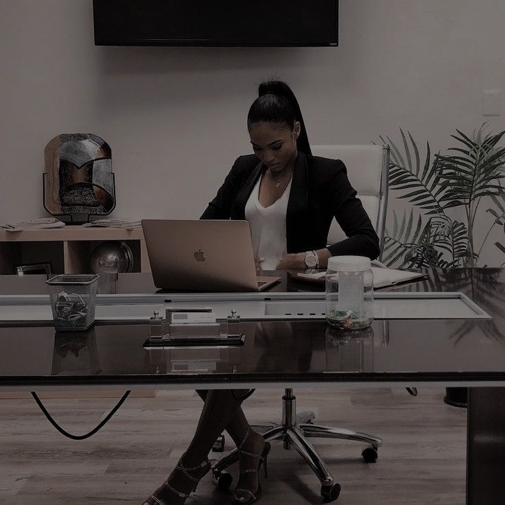 Buissnes Woman At Work, Black Business Woman Aesthetic, Iris Landry, College Vision Board, Law School Inspiration, Woman Office, Women Ceo, Career Vision Board, Administrative Assistant