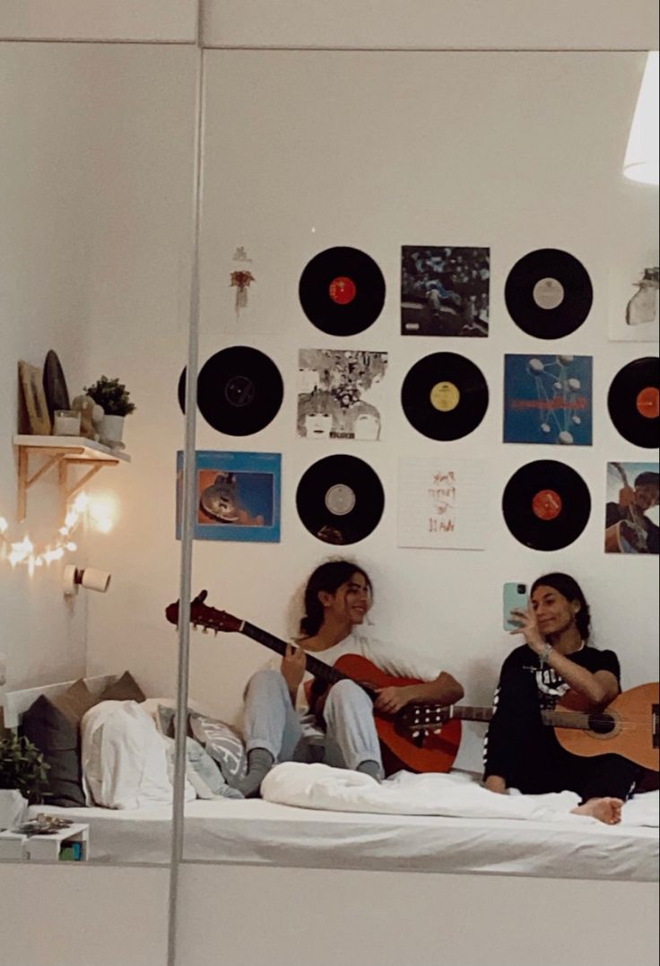 Guitar, good vibes Bedroom Pop Music Aesthetic, Room Guitar Aesthetic, Musicians Room Aesthetic, Singing In My Room Aesthetic, Music Lover Bedroom Aesthetic, Musician Room Decor, Musician Bedroom Ideas, Room Music Aesthetic, Musician Room Ideas