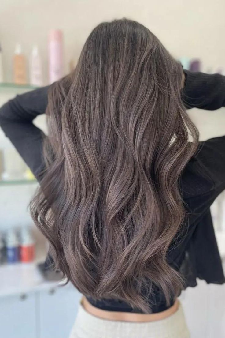 Ce brun cendré champignon allie douceur naturelle et précision artistique, créant un look qui semble uniforme mais qui a beaucoup de dimension. // Crédit photo : Instagram @hairby.siennah Ashy Brown Hair Balayage, Cool Tone Brown Hair, Brown Hair Pale Skin, Dark Ash Brown Hair, Ashy Brown Hair, Highlights Brown Hair Balayage, Grey Brown Hair, Brown Hair Trends, Brown Hair Inspiration