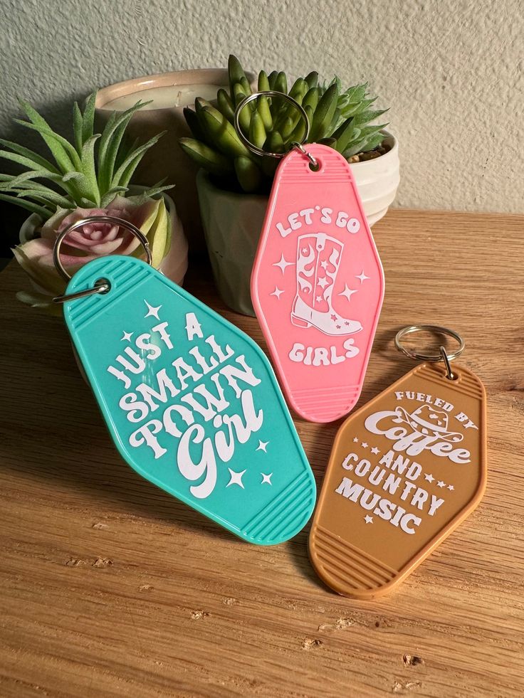 A country western retro motel keychain is the perfect gift for the cowgirls and country music lovers in your life! Give one to friends, family, coworkers, daycare providers or yourself! Your keys never looked so cool!  All keychains will have white font with the exception of the white keychain. That will be black font. HOW TO ORDER: 1. Choose your keychain  color. 2. Choose the design you love! Western Keychain Ideas, Cute Country Quotes, Motel Keyring Design, Motel Keychain Design, Custom Motel Keychain, Old Motel Keychain, White Keychain, Retro Cottage, Retro Motel Keychain