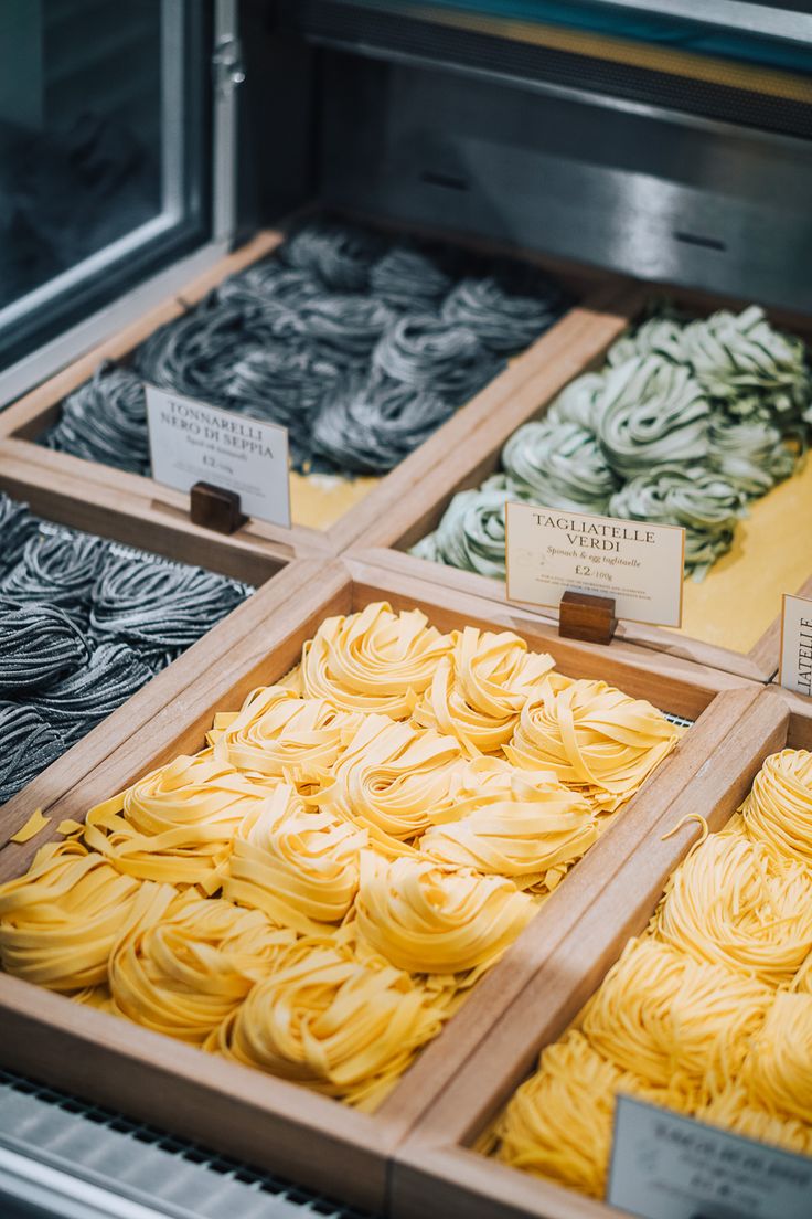 pasta Italian Food Market, Eataly London, Italian Pasta Restaurant, Italian Restaurant Design, Pasta Restaurants, Specialty Food Store, Italian Deli, Gourmet Food Store, Pasta Bar