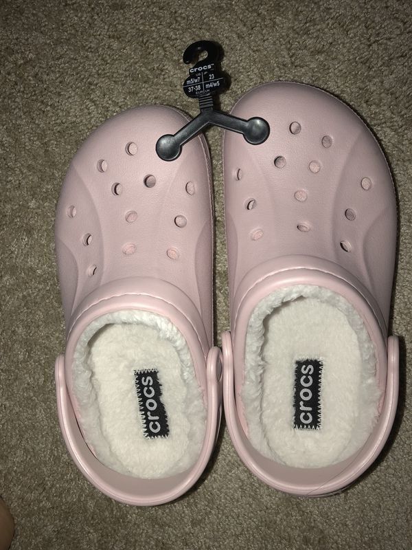 Pink Fuzzy Crocs, Light Pink Crocs, Dark Red Converse, Fuzzy Crocs, Crocs Pink, Crocs Fashion, Pink Crocs, Crocs Boots, Dr Shoes