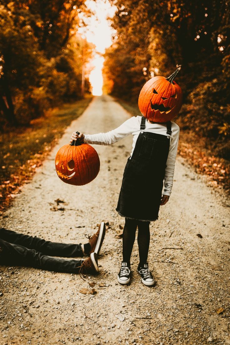 This is the coolest fall trend! This couple carved their own pumpkins for their pumpkin head challenge photoshoot. These will be perfect photos to post for halloween! Photoshoot Ideas For Models, Pumpkinhead Photoshoot, Shooting Photo Couple, Head Challenge, Fall Photoshoot Family, Fall Photoshoot Ideas, Pumpkin Patch Photoshoot, Pumpkin Family, Pumpkin Pictures