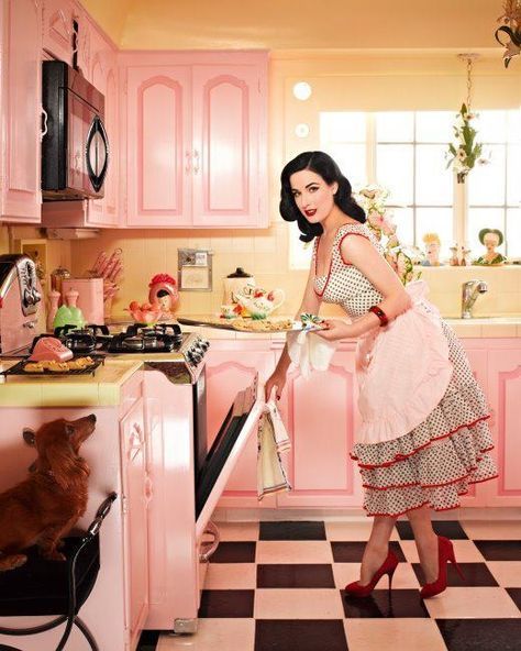 Pink Retro Kitchen, Burlesque Vintage, Idda Van Munster, Vintage Housewife, Casa Vintage, Domestic Goddess, Instyle Magazine, Dita Von, Retro Mode