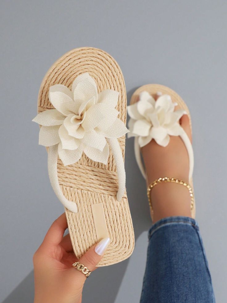 Bege Férias Collar   Simples Sandálias de Dedo Embellished Pink Flip Flops Aesthetic, Decorated Flip Flops, Decorative Shoes, Flower Slippers, Sandals Wedding, Fashion Slippers, Tiny Apartment, Pink Collars, Elegant Dresses Long