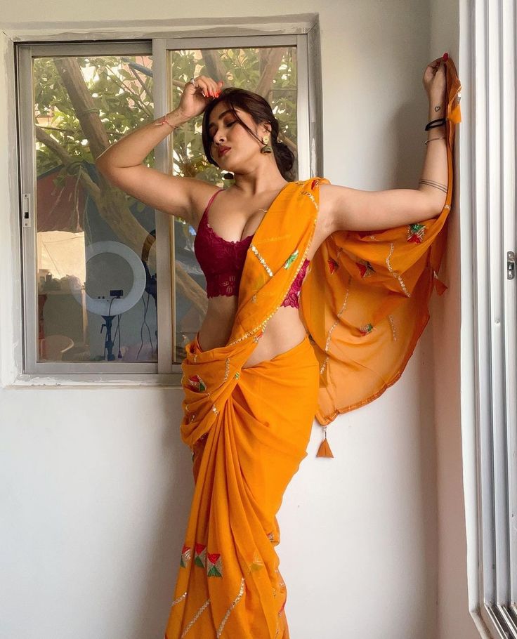 Girl In Saree, Sofia Ansari, Pretty Redhead, Hot Dresses Tight, Indian Fashion Saree, Indian Photoshoot, Fashion Top Outfits, Saree Design, Stylish Women Fashion