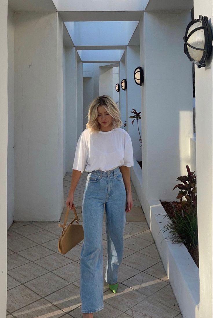 Outfit Jeans Estate, Womens Modest Summer Outfits, White Straight Jeans Outfit, Italian Summer Outfits Womens Fashion, Amsterdam Summer Outfits, Cute Modest Outfits With Jeans, Chilly Spring Outfits, June Outfits, Netherlands Summer