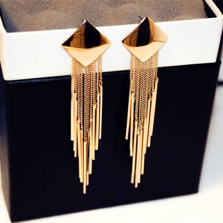 Glossy Simple Geometric Square Long Tassel EarringsMaterial: alloy

Size: 10cmx2.5cm

Package: opp bag Casual Chique Stijl, Indian Jewellery Design Earrings, Long Tassel Earrings, Gold Jewelry Simple, Jewelry Design Earrings, Fancy Jewellery, Gold Earrings Designs, Fashion Jewelry Earrings, Bridal Gold Jewellery