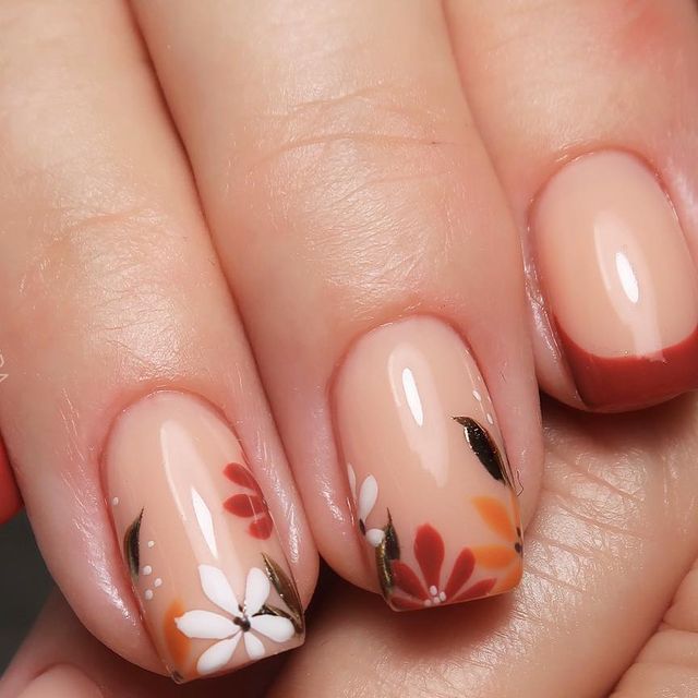 Fall Nail Art French Tips, Autumn Flower Nail Art, Autumn Bride Nails, Flower Pattern Nail Design, Minimal Fall Nail Design, Bridesmaid Nails Autumn, Thanksgiving Nails Short Gel, Maroon Floral Nails, November Wedding Guest Nails