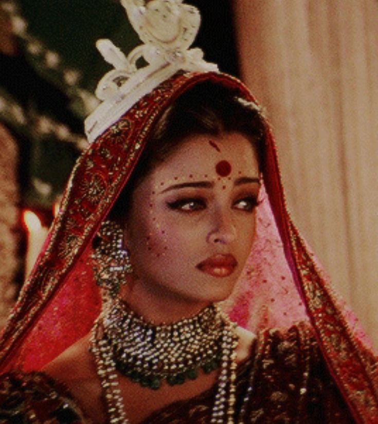 Old Bollywood Aesthetics, Devdas Aishwarya Rai, Indian Retro, Makup Looks, South Asian Aesthetic, Youre Like Really Pretty, Bengali Bride, Pakistani Wedding Outfits, Indian Photoshoot