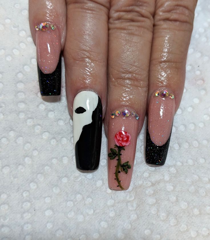 Phantom Of The Opera Nails Art, Phantom Of The Opera Acrylic Nails, Mascarade Nail Designs, Masquerade Acrylic Nails, Phantom Of The Opera Nail Ideas, Six The Musical Inspired Nails, Broadway Nails Designs, Mascarade Nails, Masquerade Nails Designs