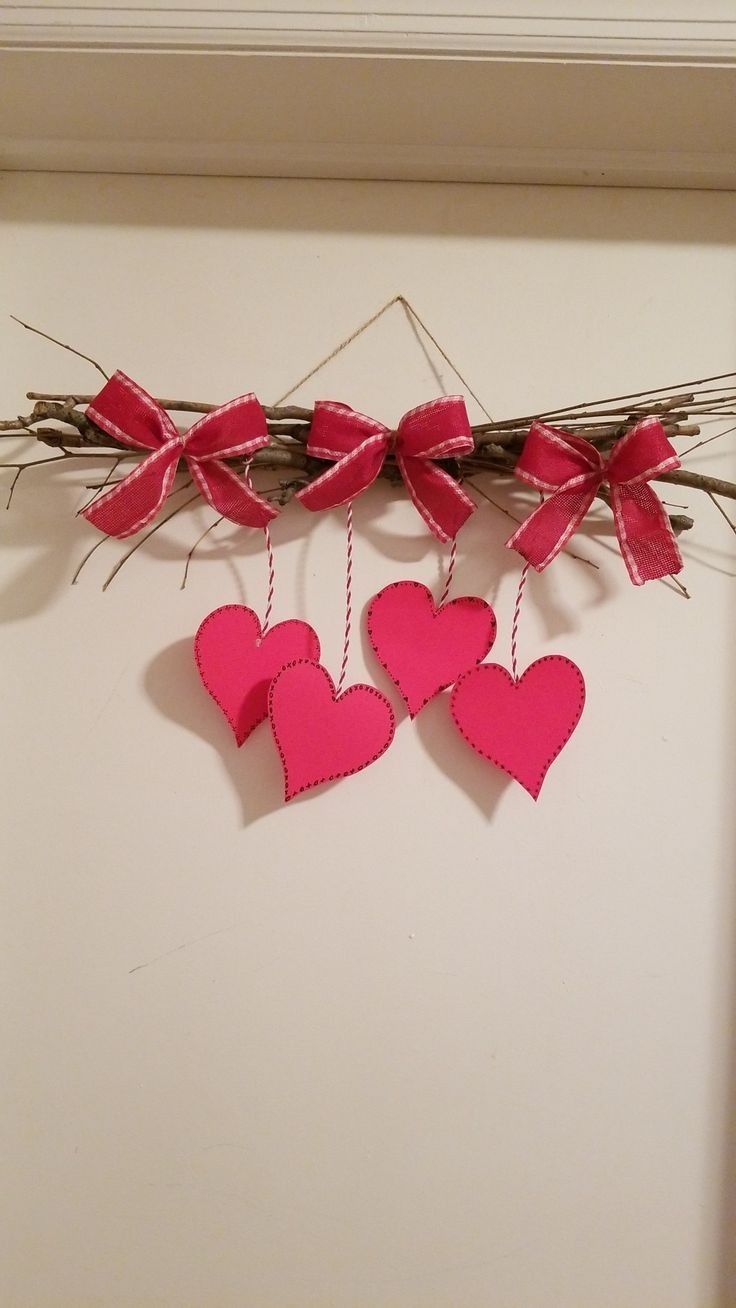 Wreath Designs For Valentines Day Deco Saint Valentin Decoration, Valentines Outdoor Decorations, Valentine Wood Crafts, Vintage Valentine Crafts, Diy Valentines Day Wreath, Valentine Wreath Diy, February Crafts, Easy Valentine Crafts, Diy Valentine's Day Decorations