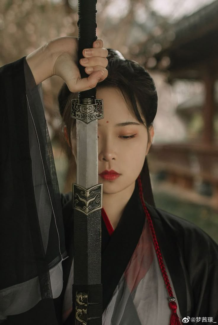 Swordswoman Reference, Unsheathing Blade Pose, Samurai Photoshoot, Samurai Woman, Female Samurai, Chinese Warrior, Japanese Drawings, Japanese Warrior, Japanese Geisha