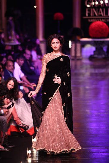 Sabyasachi Mukherjee Velvet Saree, Sabyasachi Sarees, Lehenga Saree Design, Saree Bollywood, India Fashion Week, Salwar Kamiz, Patiala Salwar, Indian Couture, Lehenga Saree