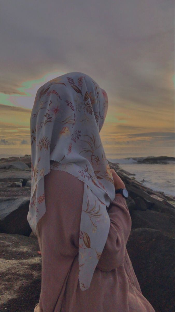 Wallpaper For Whatsapp, Hijab Dp, Muslimah Photography, Ootd Poses, Muslimah Outfit, Muslim Outfits Casual, Dp Images, Dp For Whatsapp, Hijabi Aesthetic