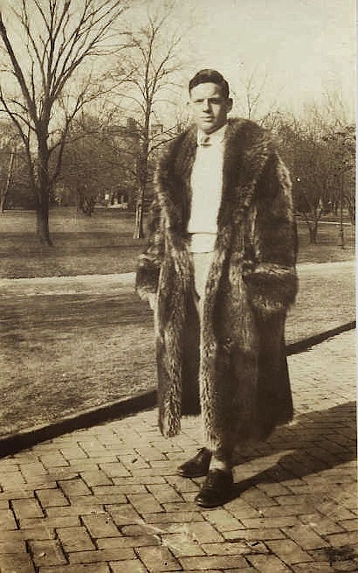 raccoon coat 1920 Men, 20s Men, 1920s Mens Fashion, 1920s Men, Mens Fur Coat, Mens Fur, 1920s Style, The Roaring Twenties, Fur Coat Men