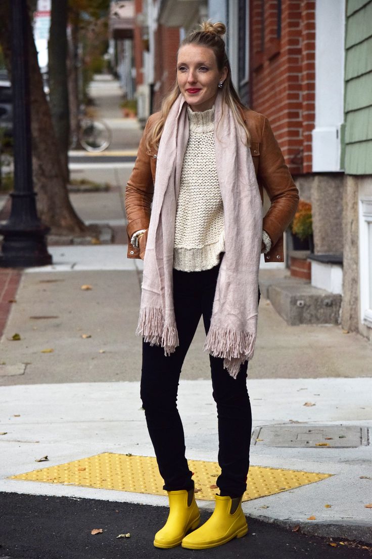 fall outfit with bright yellow rain boots, a chunky knit sweater, and a blush blanket scarf Chelsea Rain Boots Outfit Winter, Yellow Boots Outfit Winter, Yellow Rainboots Outfits, Yellow Rainboots Outfit, Yellow Rain Boots Outfit, Short Rainboots Outfit, Yellow Boots Outfit, Rain Boots Outfit Winter, Casual Yellow Rain Boots For Spring