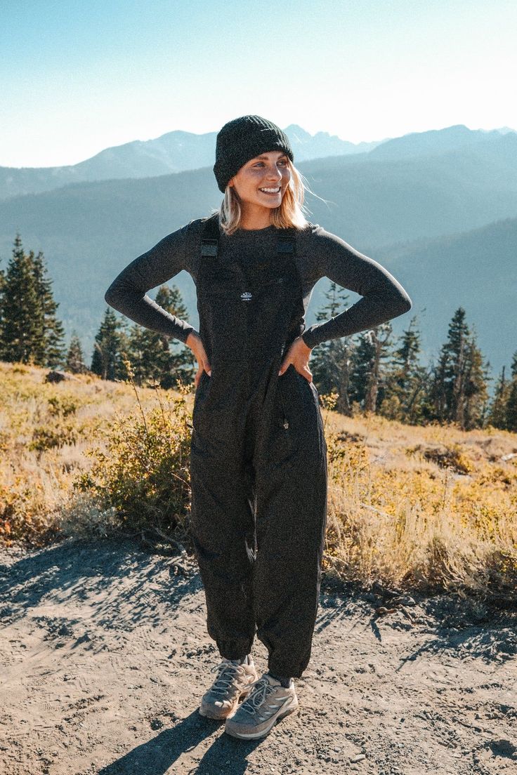 Womens Work Overalls, Hiking Overalls, Spirit Jeans Ideas, Salopette Outfit, Stretchy Overalls, Spirit Jeans, Winter Camping Outfits, Style Salopette, Wander Outfit