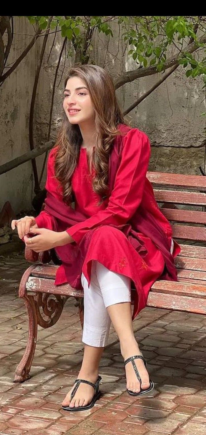 Anime Dpz, Beautiful Dp, Kinza Hashmi, Couple Dpz, Celebrity Casual Outfits, Stylish Dress Book, Pakistani Actress, Fashion Attire, Girls Dpz