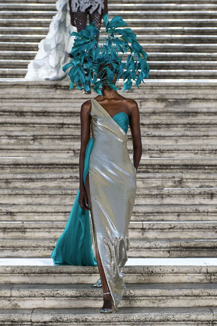 Valentino Fall 2022 Couture Collection | Vogue Valentino Fall 2022, Valentino 2022, Fashion Fall 2022, Fall 2022 Couture, Square Magazine, Art In Fashion, Couture 2023, 2022 Couture, Runway Gowns