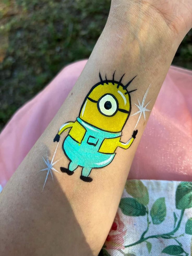 Minion Makeup, Minion Face Paint, Face Paint Party, Fast Painting, Cool Face Paint, Minion Face, Face Painting Tips, Drawing Children, Painting Glitter