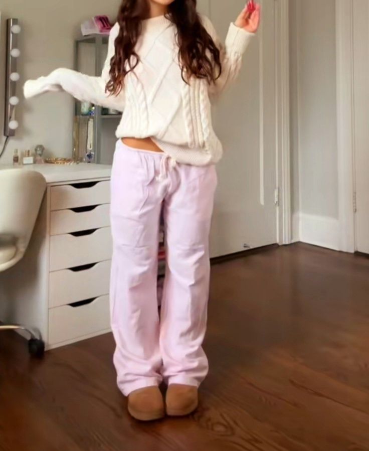 Coquette Sweatpants Outfit, Vinalla Girl Outfits, Girly Winter Outfits Pink, Comfy Coquette Outfit, Girly School Outfits, Demetra Dias Outfits, Light Pink Outfit, Basic Coquette, Pink Girly Outfits