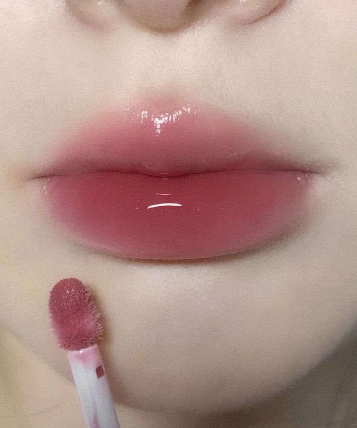 Lipstick Gloss Aesthetic, Sephora Lip Gloss 05, Bunny Tounge Gloss, Korean Lip Color, Korean Lips Aesthetic, Cute Lip Looks, Cute Korean Lips, Bunny Tongue Lip Gloss, Pretty Lips Aesthetic