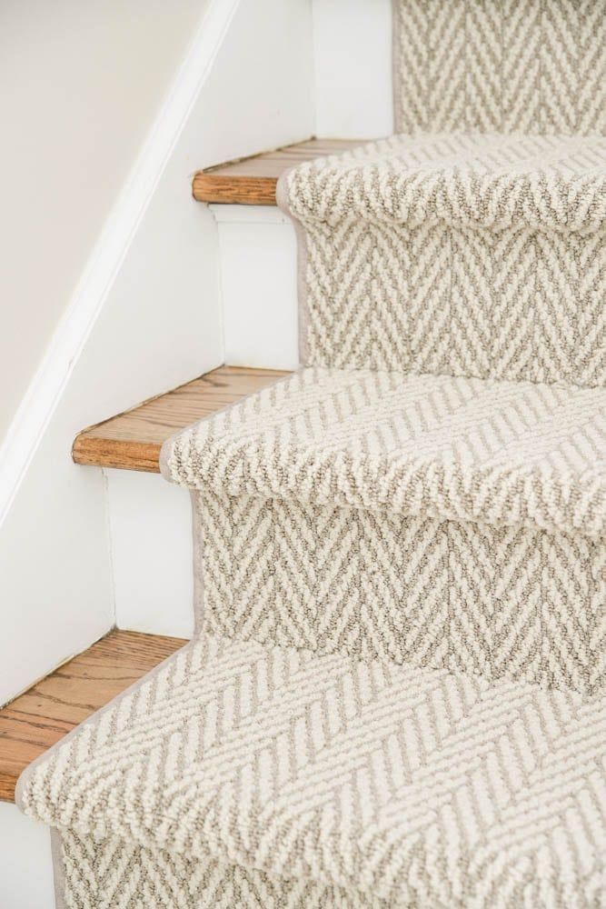 a cat sitting on the top of some stairs