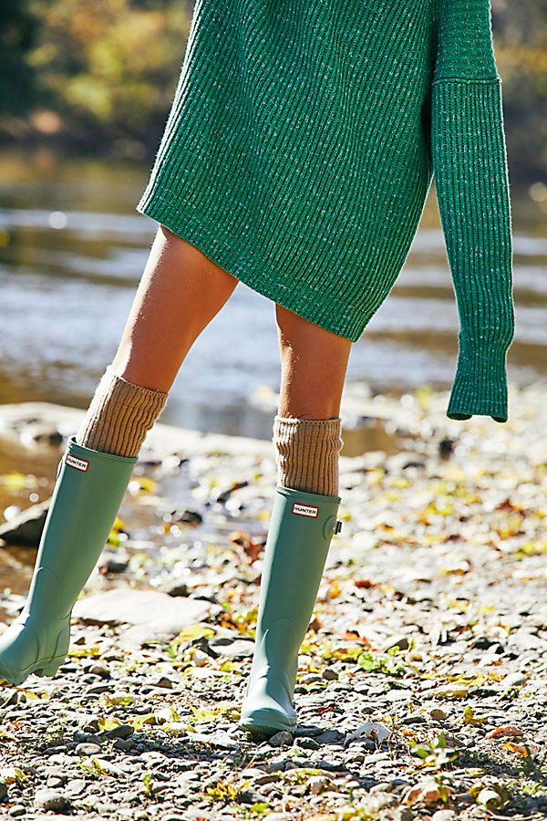 Get through rainy days with ease in these classic rubber rain boots. In a matte rubber this style features a buckle accent on the side, logo detailing in front, and treaded rubber sole. Infp Aesthetic, Rainboots Outfit, Rain Boot Outfit, Hunter Boots Outfit, Rain Outfit, Classy Feminine, Autumn Dresses, Hunter Wellies, Hunter Rain Boots