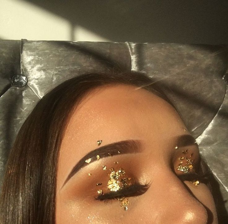 Gold flakes eye makeup ☀️✨ Gold Flake Eye Makeup, Makeup With Gold Flakes, Gold Flakes Makeup Looks, Gold Flakes Makeup, Gold Flake Makeup, Gold Foil Makeup, Burgundy Makeup, Make Carnaval, Carnival Makeup