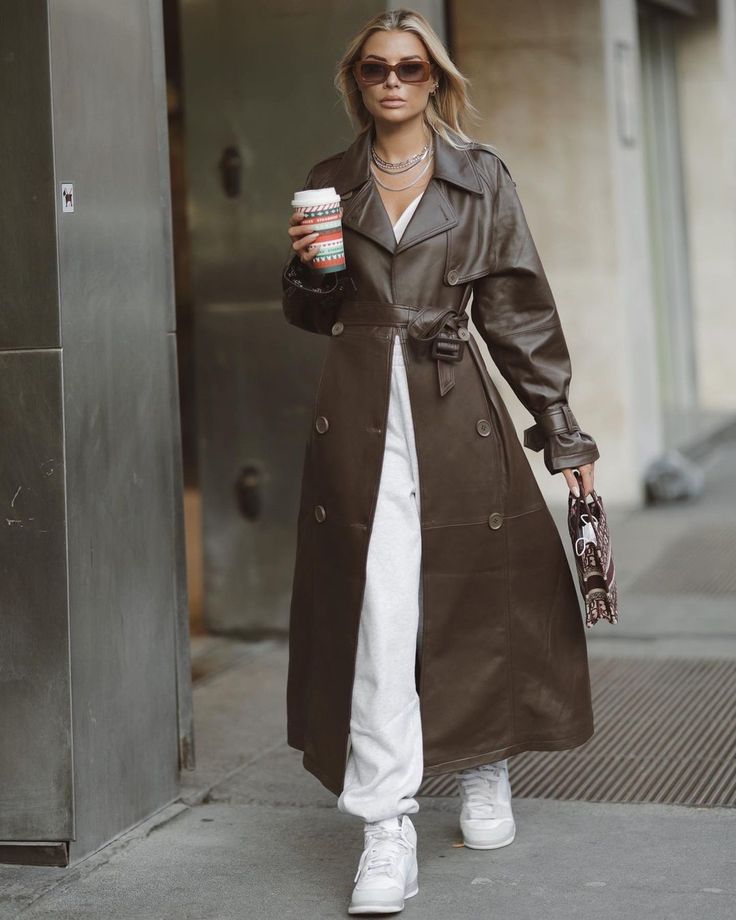 Veronica on Instagram: “🤎🤎🤎” Wrap Coat Outfit, Trench Coat Outfit Spring, Leather Dress Coat, Trench Coat Street Style, Leather Coat Outfit, Trench Outfit, Brown Leather Coat, Trench Coat Outfit, Leather Coat Jacket