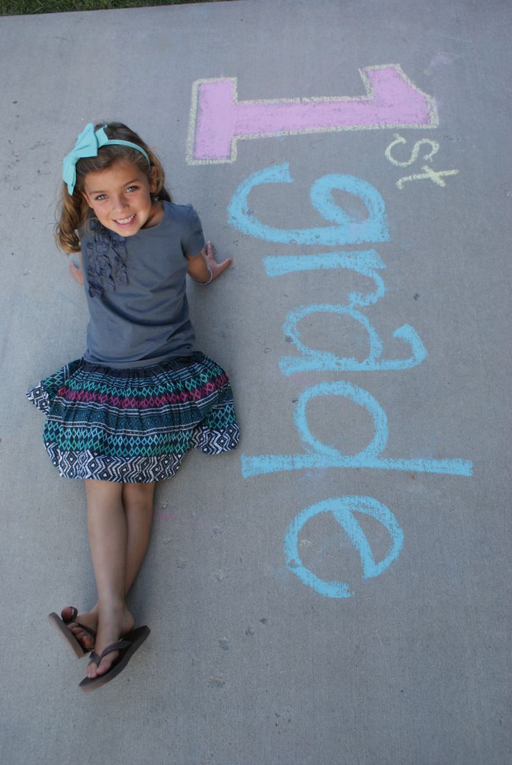 Back-to-school photo ideas to remember these special days forever #backtoschool #photo #ideas Chalk Photos, First Day Of School Pictures, Kind Photo, School Daze, End Of School Year, Beginning Of The School Year, 1st Day Of School, School Photography, End Of School