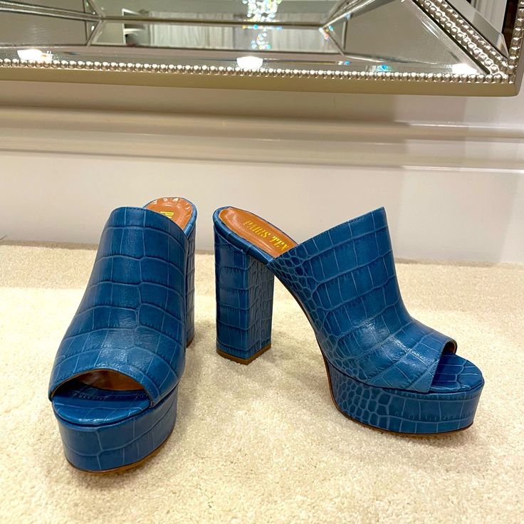 Brand New Pair Of Mule Never Wore Excellent Condition Size 37 1/2 Made In Italy Chic Blue Heels With Leather Sole, Luxury Blue Heels With Leather Sole, Paris Texas, Mule Clogs, Mules Shoes, Mule, Clogs, Color Blue, In Italy