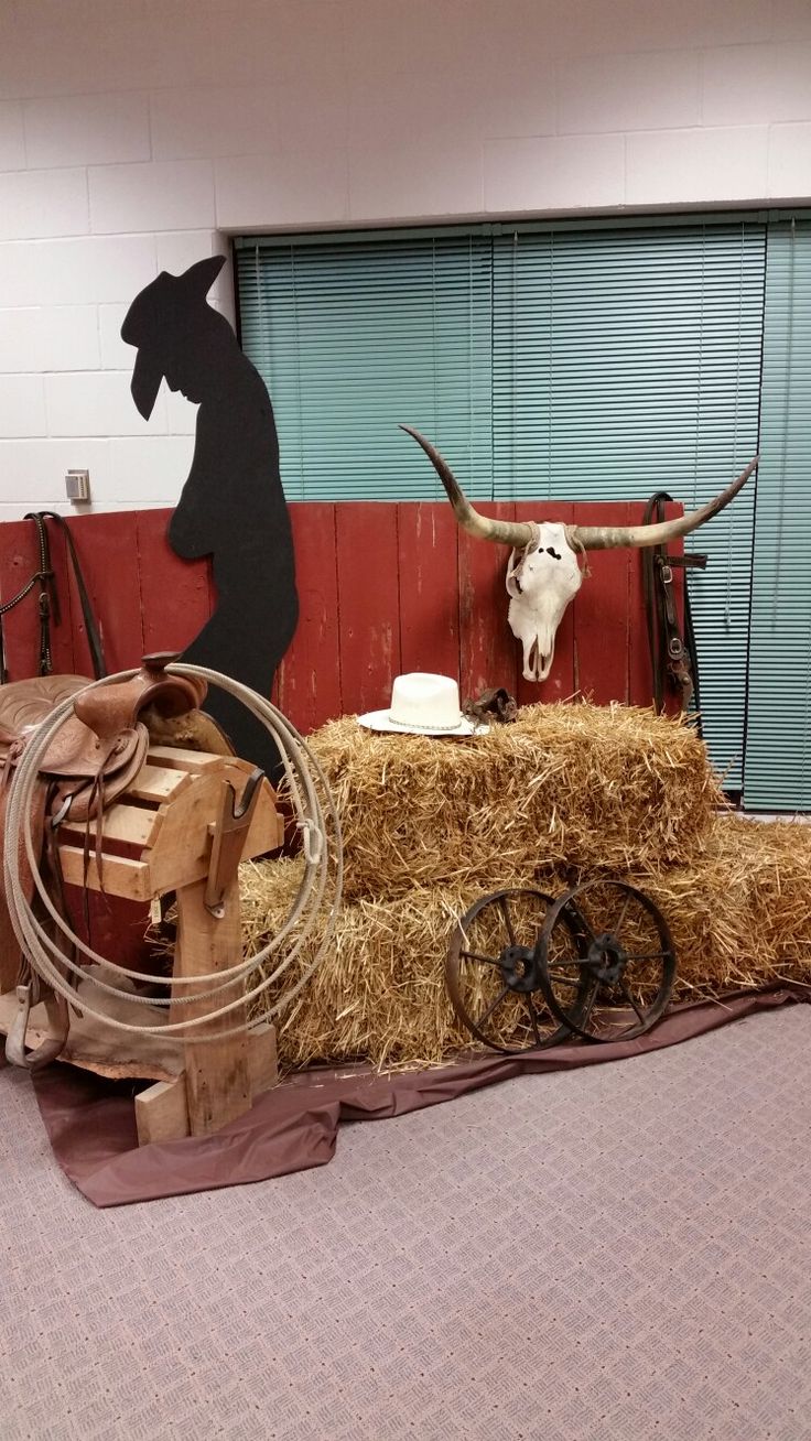 an animal head is on display next to hay and other items