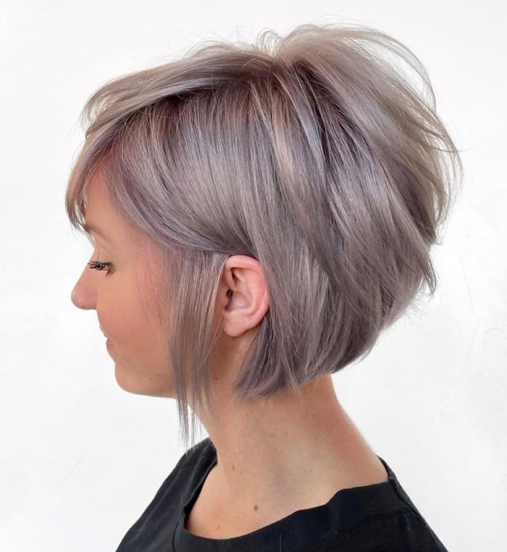 Stacked Messy Bob for Thick Hair Choppy Bob Haircuts For Thick Hair, Mid Length Stacked Bob Haircut, Short Angled Bob Hairstyles, Short Angled Bobs, Short Stacked Hair, Short Stacked Bob Haircuts, Kort Bob, Short Stacked Bobs, Chic Bob