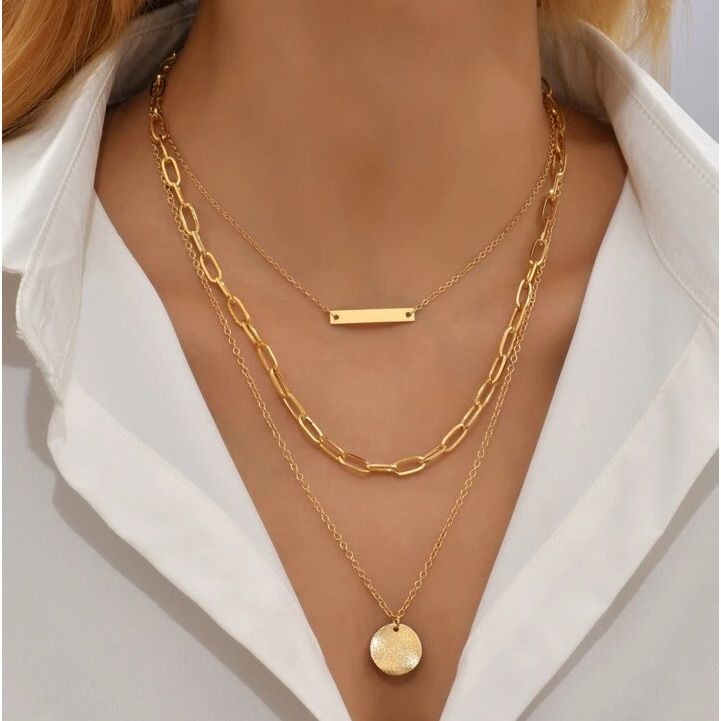 Layered Gold Charm Fashion Chain Necklace Is Stylish & Chic! New Boutique Item Stacked Gold Necklaces Layered, Gold Necklace Trendy, Womens Gold Necklaces, Gold Stackable Necklaces, Gold Accessories Women, Layered Pendant Necklace, Layer Necklaces How To, Layering Gold Necklaces, Gold Jewelry Inspiration