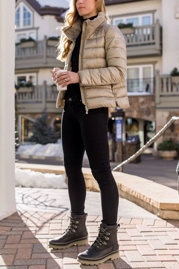 Apres ski clothing is one of the best parts of any ski trip! Sharing a roundup of apres ski outfits and fashion staples to wear in Vail, Aspen, or any other ski town. #apresski #apresskioutfit #apresskistyle #skitripoutfit Celtic Game Outfit, Yellowstone Winter Outfits, Ski Town Outfits For Women, Ski Hill Aesthetic, What To Wear In Vail In Fall, Apres Ski Outfit 2024, Outfits For Jackson Hole Winter, Ski Clothing For Women, Apres Ski Switzerland