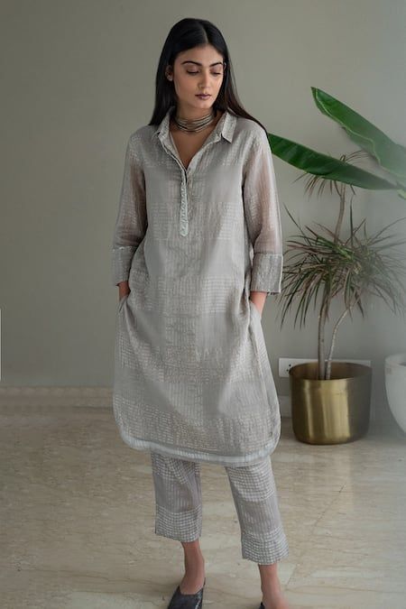 Front Pocket Embroidery Designs, Collar Suits Women Indian, Grey Kurta Women, Shirt Kurta Woman, Shirt Type Kurti Design, Modern Kurta Designs Women, Collar Kurta Designs Women, Shorshe Clothing, Shirt Kurti