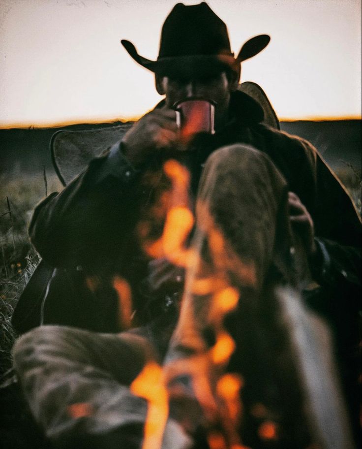 Yellowstone Ranch Wallpaper, Vaquero Photoshoot, Arte Cowboy, Cowboy Photography, Western Photoshoot, Cowboy Coffee, Cowboy Romance, Cowboy Aesthetic, Western Photography