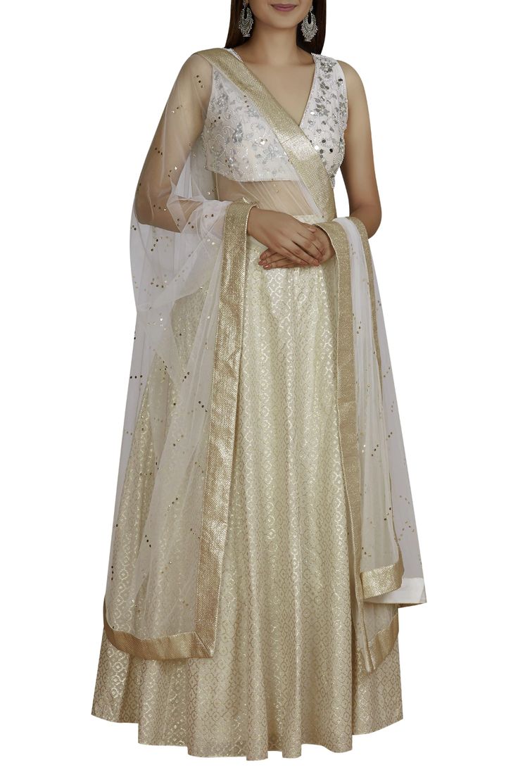 Купить набор Chanderi Lehenga от Нехи Хуллар в магазине Aza Fashions Chanderi Lehenga, Off White Blouse, Brocade Lehenga, Dhoti Saree, Ruffle Saree, Gown Skirt, Net Lehenga, Lehenga Skirt, Luxury Sale