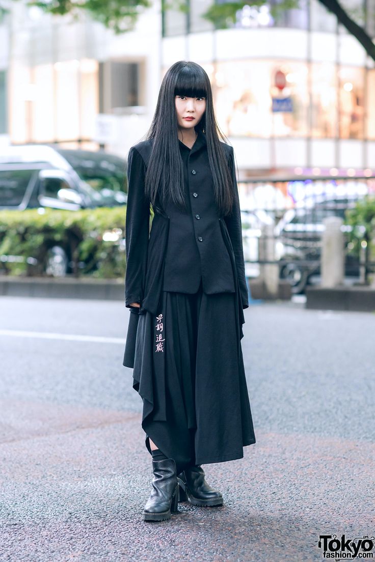 Yohji Yamamoto Minimalist Monochrome Street Style in Tokyo w/ Draped Jacket, Asymmetrical Skirt & Dr. Martens Yohji Yamamoto Street Style, Japanese Minimalist Fashion, Japanese Student, Minimalist Monochrome, Japanese Fashion Designers, Minimalist Street Style, Monochrome Style, Tokyo Street Style, Asian Street Style