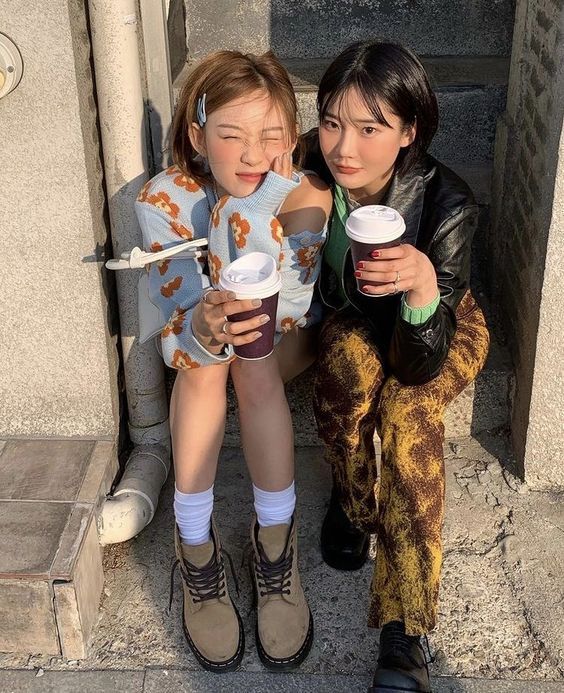 Douyin Best Friend, 2 Friends Pose Reference, Foto Best Friend, Prim And Proper, 사진 촬��영 포즈, Cute Friend Pictures, Friend Poses, Friend Photoshoot, Pose Reference Photo