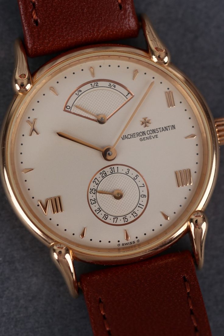 Descubra la elegancia de Vacheron Constantin con la referencia 48100, un reloj de vestir automático de la colección Les Historiques de los años 90. Este reloj, que debe su nombre a la histórica fábrica de Tour de L'Île, cuenta con una caja de oro rosa de 18 quilates de 31,5 mm. Su esfera de color marfil muestra una indicación de la reserva de marcha a las 12 horas y un calendario de disco a las 6 horas, ambos adornados con un exquisito grabado guilloché. Los índices combinan pequeños marcadores Even Numbers, Vacheron Constantin, Rose Gold Case, Patek Philippe Nautilus, Breitling Navitimer, Audemars Piguet Royal Oak, Rolex Day Date, Rolex Gmt, Rolex Daytona