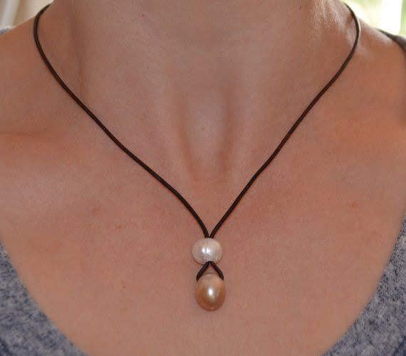 Pearl Leather Necklace, Pink Diy, Leather Pearl Necklace, Simple Pearl, Pearl Leather, Leather Chokers, Bohemian Necklace, A Necklace, Diy Schmuck