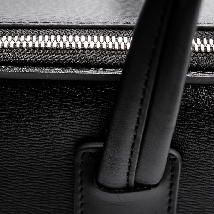 Ce briefcase propose un design très épuré. Aucune poche extérieure ne vient perturber le volume du sac en dehors de notre poche signature sur l’avant : une poche zippée permettant de venir y glisser son passeport. Un sac très compact qui vous surprendra par ses capacités de rangement : ordinateur (jusqu’à 16 pouces), tablette, câbles et chargeurs, smartphone, batterie externe, cartes de visite, document A4, stylos, notebook… chaque objet de votre quotidien trouvera sa place. Des espaces spécifiq Designer Business Bags With Zipper Pocket, Luxury Black Briefcase With Zipper Closure, Luxury Briefcase With Top Handle For Business Trips, Designer Top Handle Travel Bag For Business, Luxury Travel Cases With Zipper Closure, Luxury Travel Briefcase With Zipper Closure, Luxury Top Handle Briefcase With Luggage Sleeve, Designer Business Travel Bag With Luggage Sleeve, Designer Rectangular Briefcase With Zipper Closure