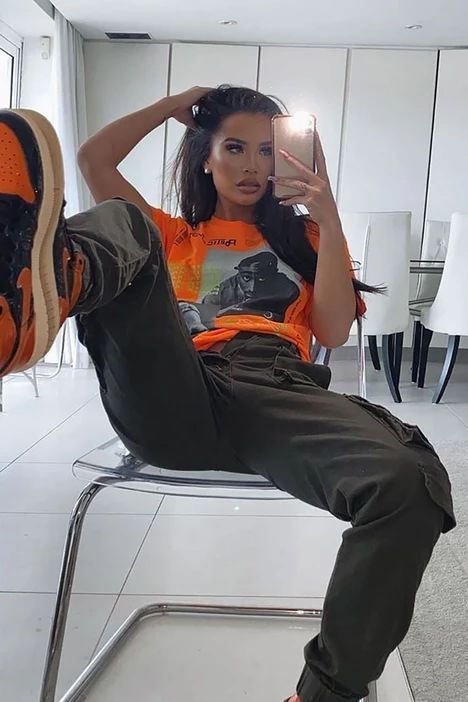 b7087c1f4f89e63af8d46f3b20271153 Bling Top, Baggy Streetwear, 2022 Style, Streetwear Inspo, Vibe Check, Graphic Tee Outfits, Model Pose, Ginny Weasley, Tomboy Outfits