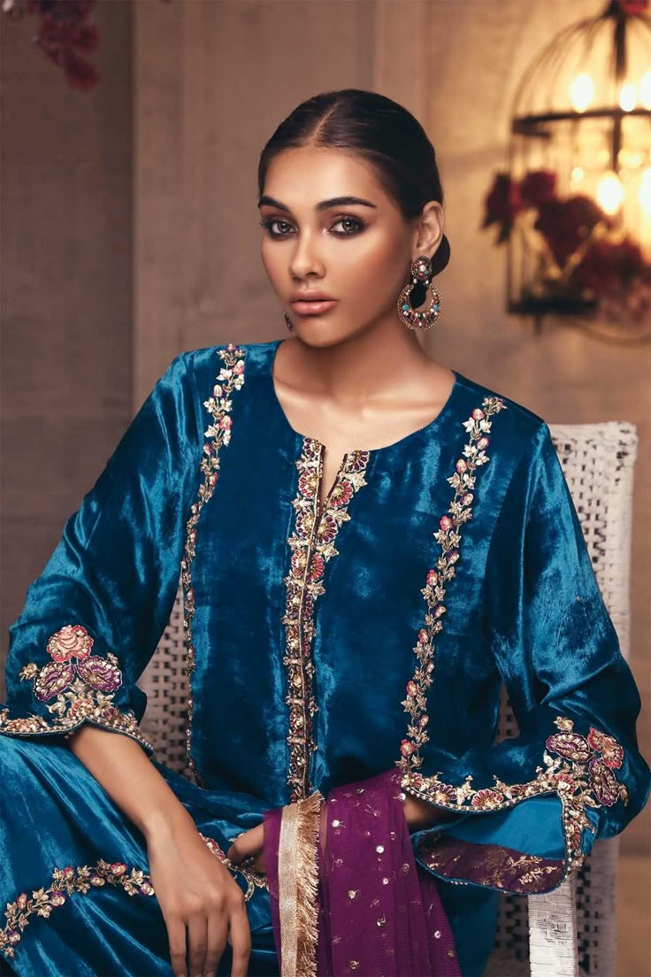 Velvet Pakistani Dress, Velvet Suit Design, Shadi Dresses, Pakistani Formal Dresses, Dress Design Ideas, Velvet Dress Designs, Salwar Kamiz, Velvet Suit, Velvet Clothes