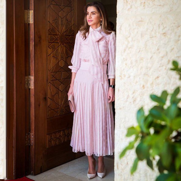 Queen Rania Of Jordan, Rania Of Jordan, Kroonprinses Victoria, Edgy Dress, Black Pleated Dress, Queen Rania, Dress Sleeve Length, Plain Dress, Crown Princess Victoria