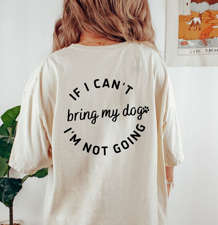 Shirt Slogans, Dog Mom Outfits, Dog Mom Shirt Ideas, Dog Tshirt Design, Dog Merch, Dog T Shirt, Dog Mom Vision Board, Cute Shirt Ideas, Dog Shirt Ideas